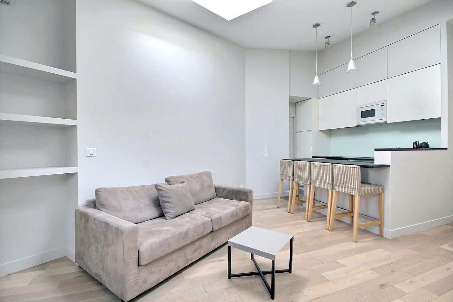 Apartment for rent for €2,206 per month in Paris, Avenue de Friedland