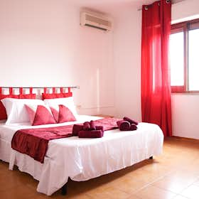 Mehrbettzimmer zu mieten für 750 € pro Monat in Selargius, Via Palmiro Togliatti