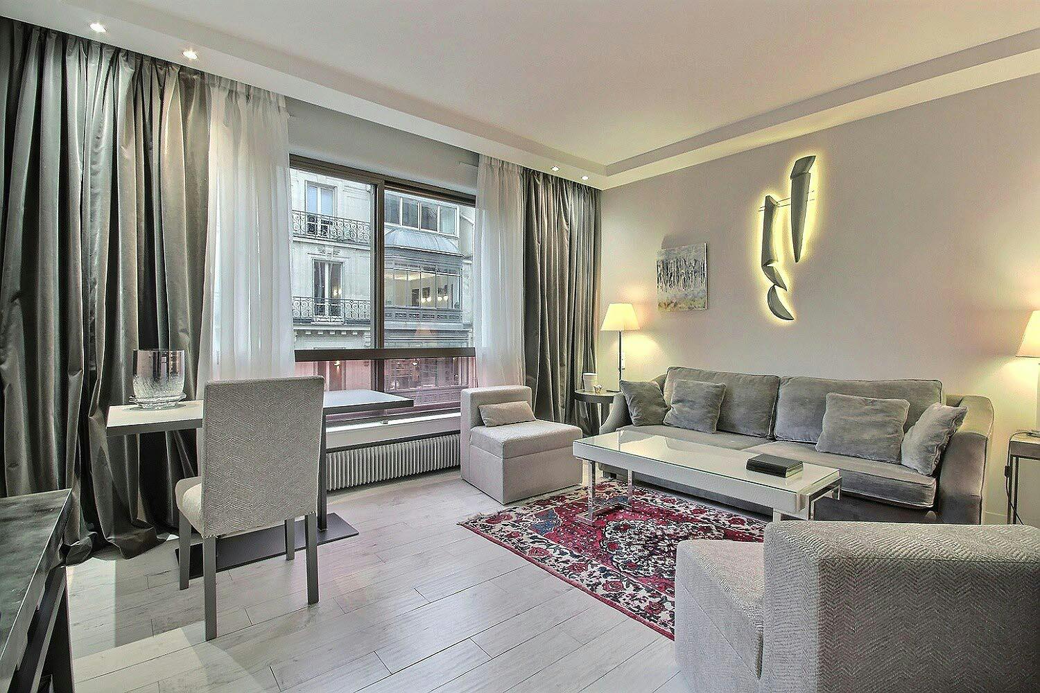 Apartment for rent for €2,397 per month in Paris, Rue de Berri