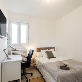 Private room for rent for €735 per month in Madrid, Calle de Raimundo Fernández Villaverde