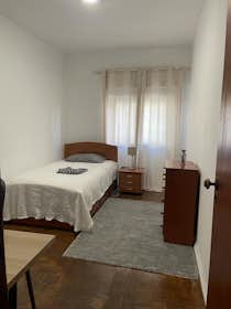 Отдельная комната сдается в аренду за 400 € в месяц в Oeiras, Praceta de Manica