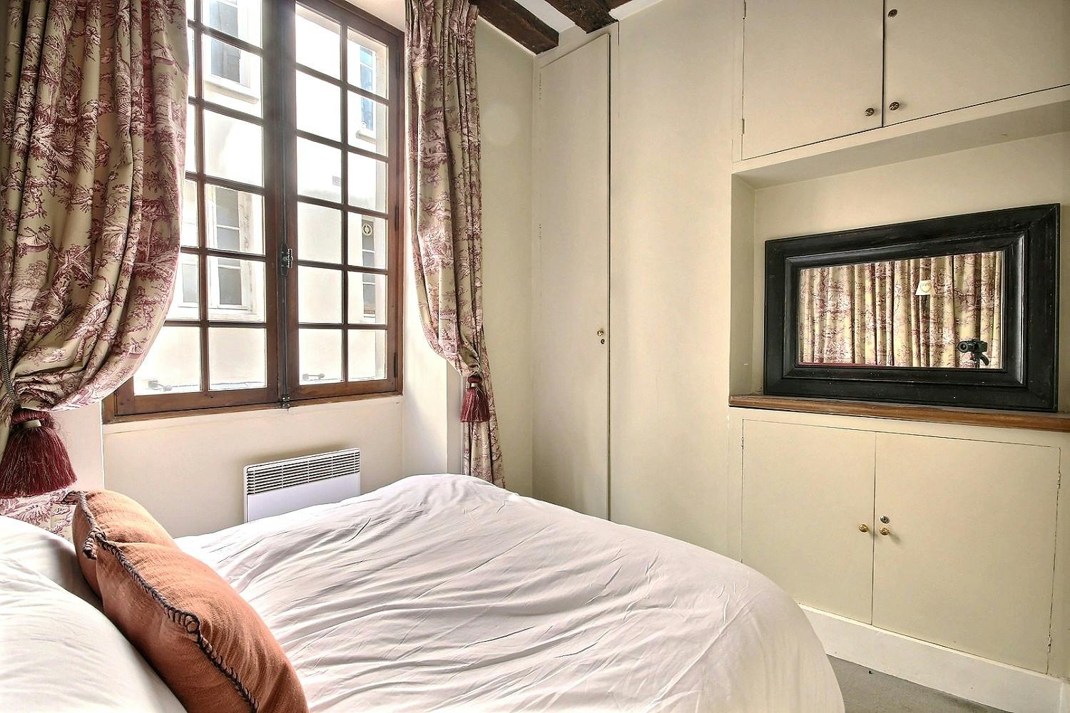 1-Bedroom Apartment in Rue Budé, Paris (1440056) ROOM 1