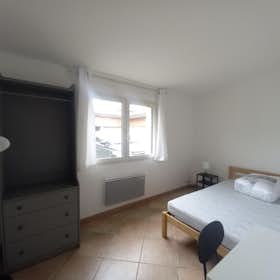 Private room for rent for €670 per month in Bordeaux, Avenue d'Arès