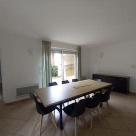 Private room for rent for €680 per month in Bordeaux, Avenue d'Arès