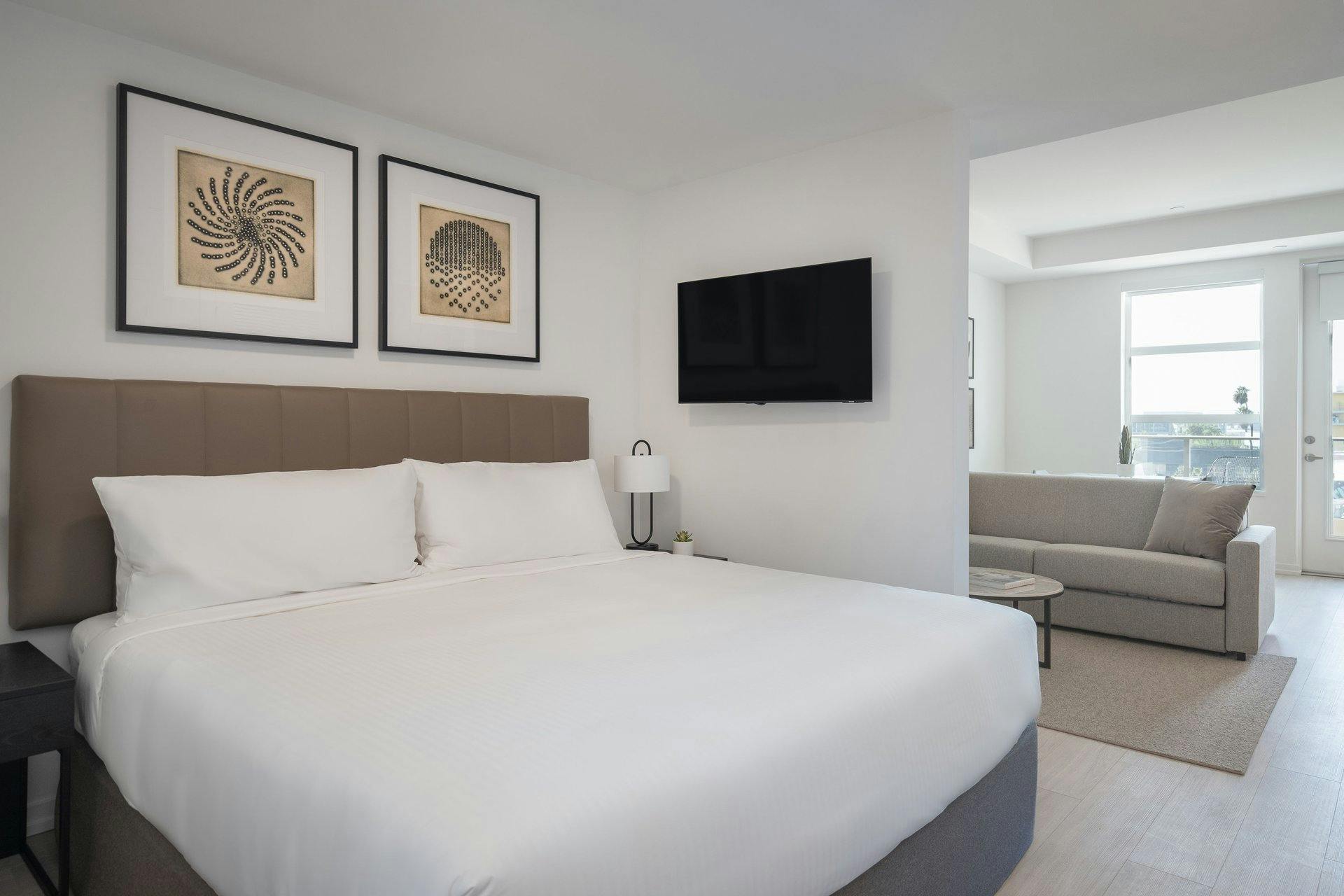 Kawalerka do wynajęcia za $5,800 miesięcznie w mieście Los Angeles, Santa Monica Blvd