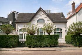 Maison à louer pour 1 800 €/mois à Helmond, Oranjelaan