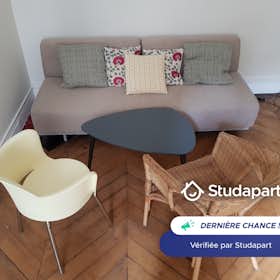 Apartment for rent for €2,100 per month in Paris, Rue Guy Patin