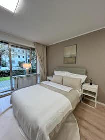 Appartement te huur voor € 1.150 per maand in Düsseldorf, Schumannstraße