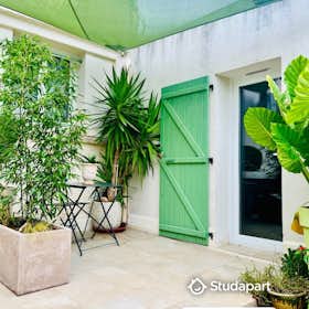 Appartement te huur voor € 440 per maand in Nîmes, Chemin du Mas de Cheylon