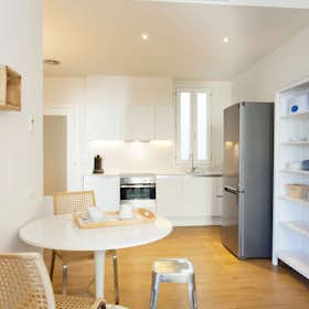 Apartment for rent for €1,495 per month in Barcelona, Carrer de Villarroel