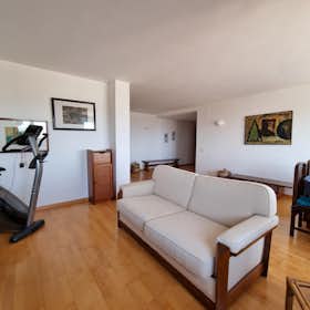 Apartment for rent for €2,450 per month in Lisbon, Avenida Engenheiro Arantes e Oliveira