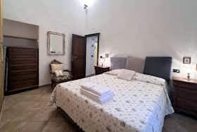 Appartement te huur voor € 1.000 per maand in Siena, Via del Porrione