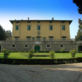 公寓 正在以 €2,000 的月租出租，其位于 Lastra a Signa, Via Livornese
