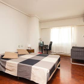 Private room for rent for €580 per month in Madrid, Calle de Beatriz de Bobadilla