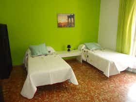 Mehrbettzimmer zu mieten für 310 € pro Monat in Córdoba, Calle Alcalde Sanz Noguer