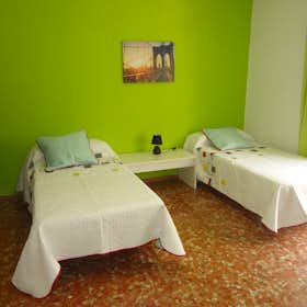 Mehrbettzimmer zu mieten für 310 € pro Monat in Córdoba, Calle Alcalde Sanz Noguer