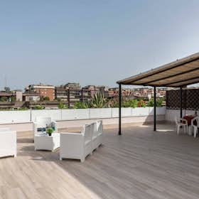 Apartment for rent for €2,450 per month in Rome, Viale della Grande Muraglia
