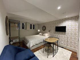 单间公寓 正在以 €900 的月租出租，其位于 Porto, Rua de Trás