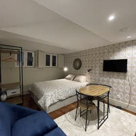 单间公寓 正在以 €900 的月租出租，其位于 Porto, Rua de Trás