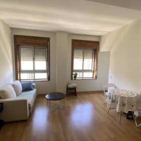 Apartment for rent for €1,550 per month in Lisbon, Rua Saraiva de Carvalho
