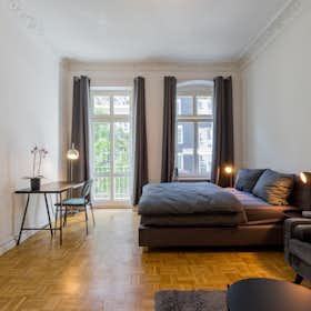 Apartment for rent for €2,000 per month in Berlin, Greifenhagener Straße
