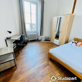 Chambre privée à louer pour 470 €/mois à Bourges, Place Planchat