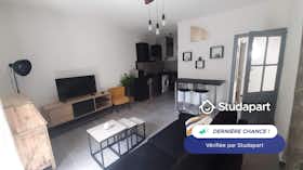 Apartamento para alugar por € 590 por mês em Nîmes, Rue Colbert