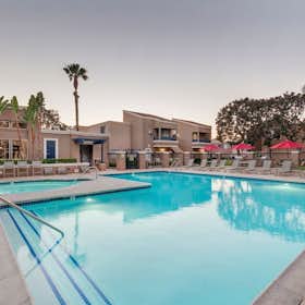 Cameră privată de închiriat pentru $1,595 pe lună în Costa Mesa, Fairview Rd