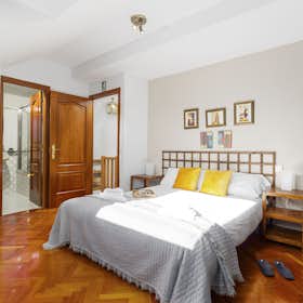 Apartment for rent for €1,893 per month in Madrid, Calle de Azcona