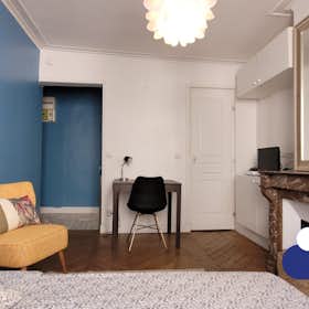 Apartment for rent for €1,300 per month in Paris, Rue de Lille