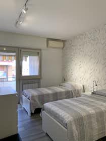 Mieszkanie do wynajęcia za 1250 € miesięcznie w mieście Rome, Via Marco Valerio Corvo