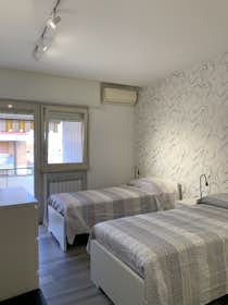公寓 正在以 €1,250 的月租出租，其位于 Rome, Via Marco Valerio Corvo