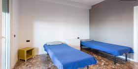 Shared room for rent for €390 per month in Trezzano sul Naviglio, Piazza San Lorenzo