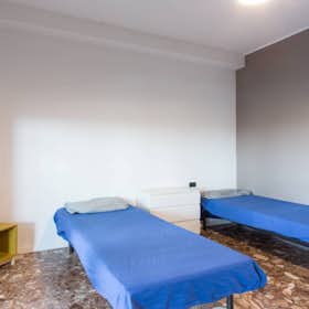 Delat rum att hyra för 390 € i månaden i Trezzano sul Naviglio, Piazza San Lorenzo