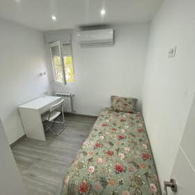 Private room for rent for €480 per month in Madrid, Calle de Godella