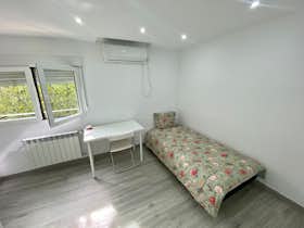 Private room for rent for €520 per month in Madrid, Calle de Godella