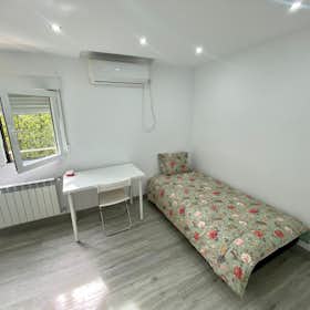 WG-Zimmer for rent for 520 € per month in Madrid, Calle de Godella