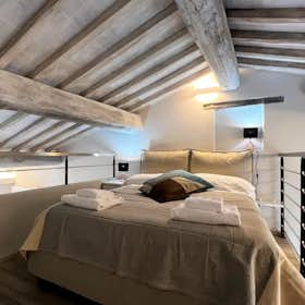 Dom do wynajęcia za 1000 € miesięcznie w mieście Siena, Via dei Termini