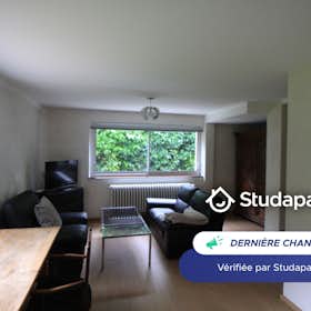 Apartment for rent for €1,050 per month in Strasbourg, Rue Sebitz