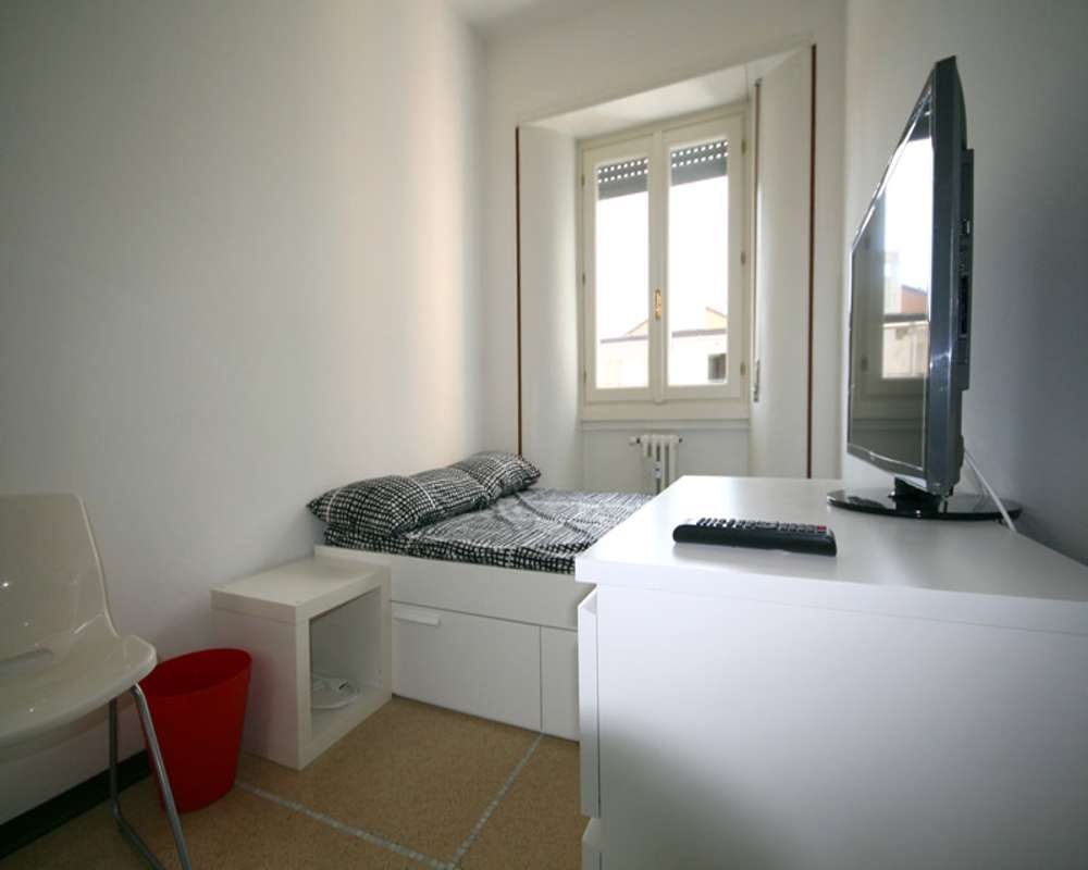 Piazzale Francesco Bacone, Milan