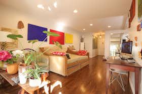 公寓 正在以 $2,500 的月租出租，其位于 Los Angeles, N Poinsettia Pl