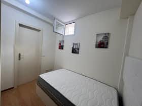Private room for rent for €600 per month in Madrid, Calle de Basilio de Prado