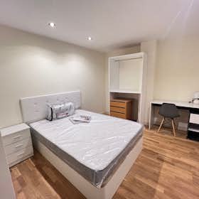 Private room for rent for €450 per month in Madrid, Calle de Basilio de Prado