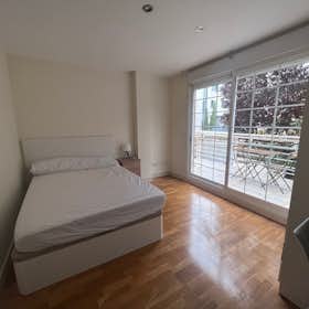 Private room for rent for €640 per month in Madrid, Calle de Basilio de Prado