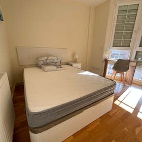 Private room for rent for €600 per month in Madrid, Calle de Basilio de Prado