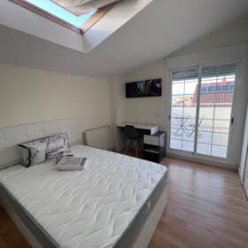 Private room for rent for €670 per month in Madrid, Calle de Basilio de Prado