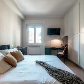 Apartment for rent for €264,000 per month in Como, Via Francesco Anzani