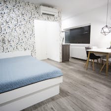 Studio for rent for €850 per month in Ljubljana, Vipavska ulica
