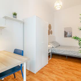 Private room for rent for €801 per month in Barcelona, Ronda de la Universitat