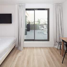 Apartment for rent for €3,100 per month in Paris, Rue Washington